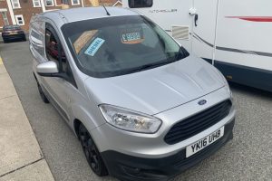 ford-transit-courier-2016-6231898-12_800X600